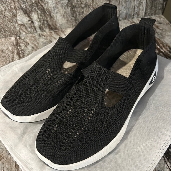 NWOT Womens Skechers Black Slip On Rubber Sole - Picture 1 of 8